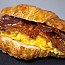 Pancetta Doppia Affumicata, Uovo Di Cheddar Su Panino Con Croissant